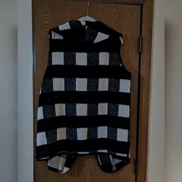NWT Women's Coco + Carmen Plush Vest, Black and White- Size L/XL - Picture 4 of 8